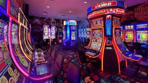 777Slots ကစားသမားများ KBZPay ဖြင့် ငွေထုတ်နေသောမြင်ကွင်း